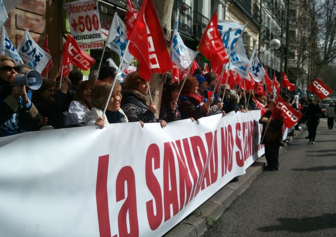 Los trabajadores no sanitarios manifestándose frente a la sede de Recursos Humanos de la Consejerías de Sanidad Los trabajadores no sanitarios manifestándose frente a la sede de Recursos Humanos de la Consejerías de Sanidad
