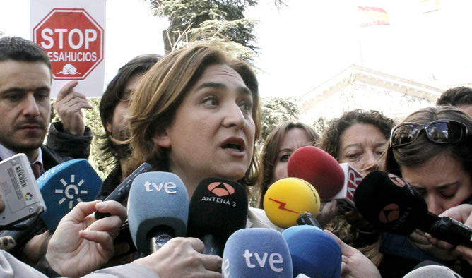 La portavoz de la Plataforma de Afectados por la Hipoteca (PAH), Ada Colau, durante la rueda de prensa que ha ofrecido en las proximidades del Congreso de los Diputados para valorar la sentencia del Tribunal Europeo de Justicia sobre la legislación hipotecaria española. La portavoz de la Plataforma de Afectados por la Hipoteca (PAH), Ada Colau, durante la rueda de prensa que ha ofrecido en las proximidades del Congreso de los Diputados para valorar la sentencia del Tribunal Europeo de Justicia sobre la legislación hipotecaria española.