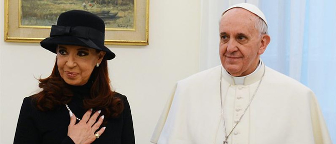 El papa Francisco junto a la presidenta de Argentina, Cristina Fernández de Kirchner, durante una audiencia El papa Francisco junto a la presidenta de Argentina, Cristina Fernández de Kirchner, durante una audiencia