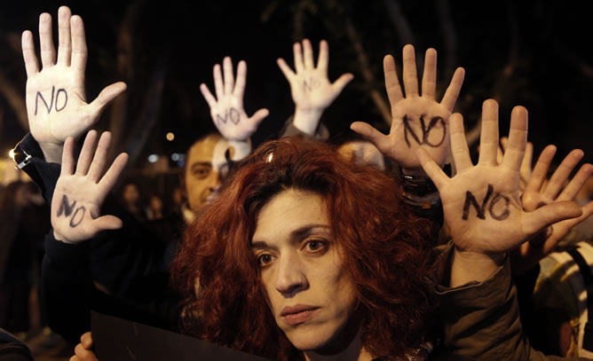 Protestas a la puerta del Parlamento de Chipre mientras votaba las condiciones del rescate Protestas a la puerta del Parlamento de Chipre mientras votaba las condiciones del rescate