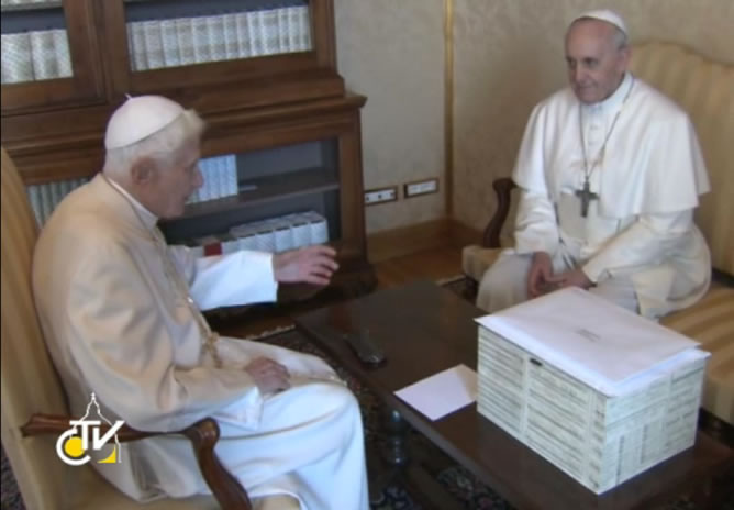 Captura de pantalla de CTV del encuentro del papa Francisco y Benedicto XVI. Captura de pantalla de CTV del encuentro del papa Francisco y Benedicto XVI.