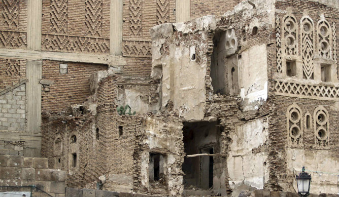 Una casa dañada en la ciudad histórica de Saná. Si las autoridades no detienen la destrucción, podría quedar fuera del la lista de Patrimonio de la Homanidad de la UNESCO Una casa dañada en la ciudad histórica de Saná. Si las autoridades no detienen la destrucción, podría quedar fuera del la lista de Patrimonio de la Homanidad de la UNESCO