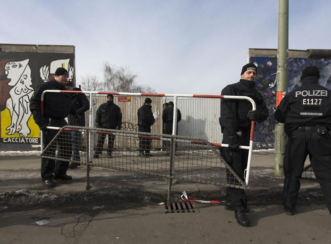 La Policía custodia la East Side Gallery del muro de Berlín después de que una parte fuera retirada la pasada noche La Policía custodia la East Side Gallery del muro de Berlín después de que una parte fuera retirada la pasada noche