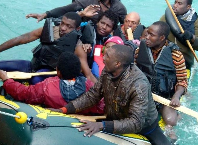 Nueve jóvenes subsharianos fueron rescatados este lunes por la Salvamar Alkaid a bordo de una de las barcas inflables en las que arriesgan la vida para intentar llegar a España Nueve jóvenes subsharianos fueron rescatados este lunes por la Salvamar Alkaid a bordo de una de las barcas inflables en las que arriesgan la vida para intentar llegar a España