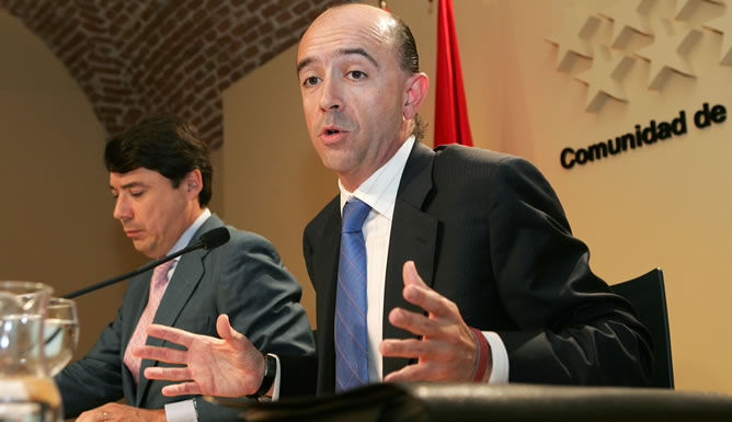 El presidente de la Comunidad de Madrid, Ignacio González, y el exconsejero madrileño de Sanidad Manuel Lamela. El presidente de la Comunidad de Madrid, Ignacio González, y el exconsejero madrileño de Sanidad Manuel Lamela.