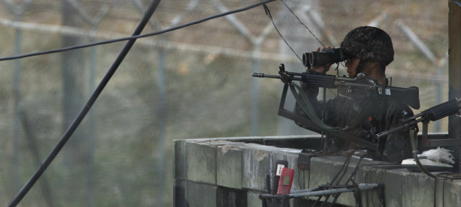 Un soldado de Corea del Sur mira hacia el norte a través de sus prismáticos en un puesto de observación cerca de la zona desmilitarizada (DMZ) que separa las dos Coreas en Paju, al norte de Seúl. Un soldado de Corea del Sur mira hacia el norte a través de sus prismáticos en un puesto de observación cerca de la zona desmilitarizada (DMZ) que separa las dos Coreas en Paju, al norte de Seúl.