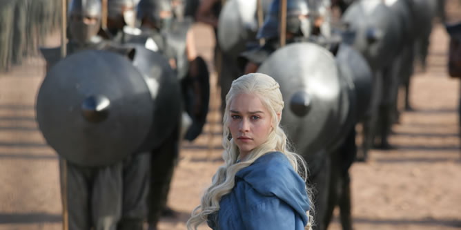 Daenerys Targaryen, interpretada por Emilia Clarke, buscará su lugar en el Trono de Hierro en la tercera temporada de 'Juego de Tronos' Daenerys Targaryen, interpretada por Emilia Clarke, buscará su lugar en el Trono de Hierro en la tercera temporada de 'Juego de Tronos'