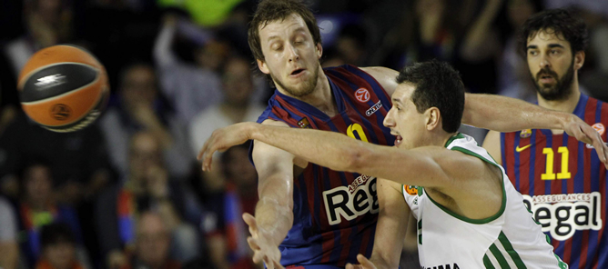 El jugador australiano del FC Barcelona Regal, Joe Ingles, y el jugador griego del Panathinaikos, Dimitris Diamantidis (c), en presencia del base del Barça Juan Carlos Navarro El jugador australiano del FC Barcelona Regal, Joe Ingles, y el jugador griego del Panathinaikos, Dimitris Diamantidis (c), en presencia del base del Barça Juan Carlos Navarro