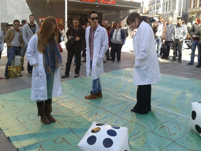 Las Juventudes Socialistas de Madrid han querido escenificar que el Gobierno regional desatiende la Ciencia mientras fomenta proyectos como el de Eurovegas. Las Juventudes Socialistas de Madrid han querido escenificar que el Gobierno regional desatiende la Ciencia mientras fomenta proyectos como el de Eurovegas.