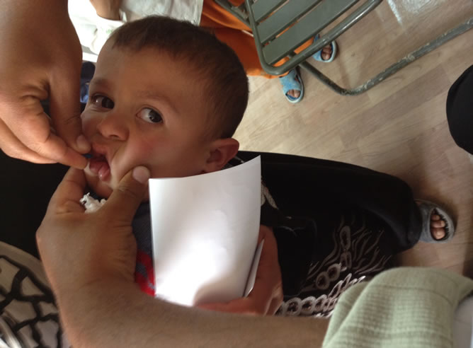 Un pequeño recibiendo la vacuna de la polio en el campo de refugiados sirios de Zaatari donde viven más de 24000 menores de 5 años. Un pequeño recibiendo la vacuna de la polio en el campo de refugiados sirios de Zaatari donde viven más de 24000 menores de 5 años.