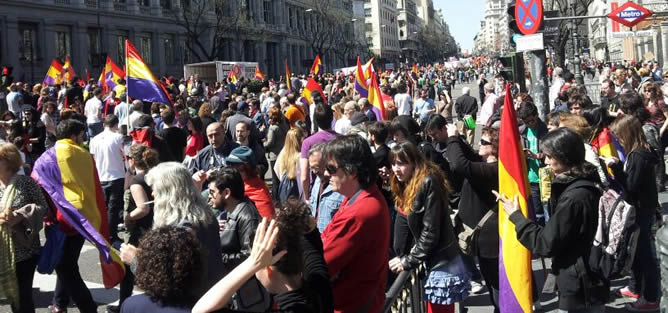 La manifestación, convocada por la Junta Estatal Republicana y en la que participan unas 50 formaciones políticas y colectivos, se ha iniciado en la plaza de Cibeles a las 12:30 horas con una gran bandera republicana de cabecera. La manifestación, convocada por la Junta Estatal Republicana y en la que participan unas 50 formaciones políticas y colectivos, se ha iniciado en la plaza de Cibeles a las 12:30 horas con una gran bandera republicana de cabecera.