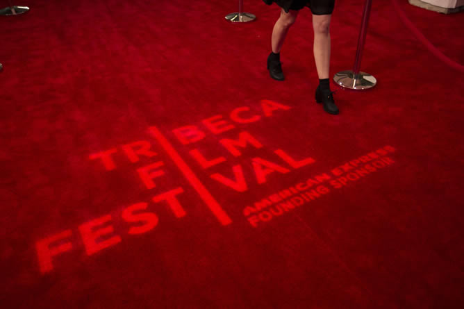 Una mujer camina sobre el logo del festival de Tribeca en la alfombra roja instalada para su inauguración Una mujer camina sobre el logo del festival de Tribeca en la alfombra roja instalada para su inauguración