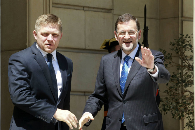 El presidente del Gobierno, Mariano Rajoy, saluda al primer ministro de la República Eslovaca, Robert Fico, durante la reunión mantenida este mediodía en el Palacio de la Moncloa El presidente del Gobierno, Mariano Rajoy, saluda al primer ministro de la República Eslovaca, Robert Fico, durante la reunión mantenida este mediodía en el Palacio de la Moncloa