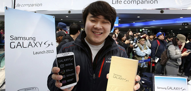 Song Suk-hyeon, de 26 años, fue el primer cliente en adquirir el Samsung Galaxy Song Suk-hyeon, de 26 años, fue el primer cliente en adquirir el Samsung Galaxy