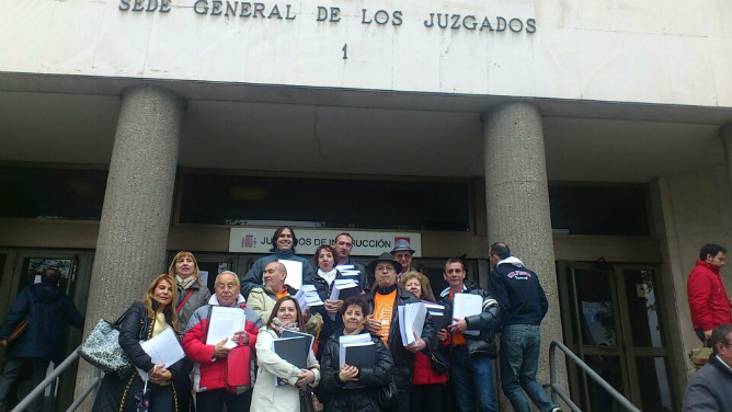 Vecinos con alquileres sociales de la EMVS presentan la querella contra el Ayuntamiento de Ana Botella Vecinos con alquileres sociales de la EMVS presentan la querella contra el Ayuntamiento de Ana Botella