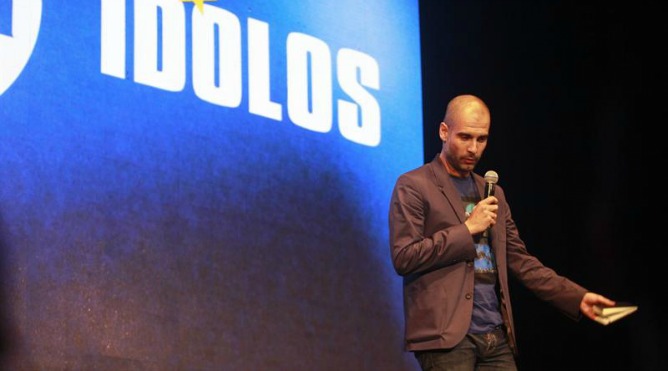 Pep Guardiola, exentrenador del Barcelona y próximo del Bayern de Múnich, habla hoy, jueves 2 de mayo de 2013, durante una exposición sobre liderazgo deportivo en el Teatro Gran Rex de Buenos Aires (Argentina). Pep Guardiola, exentrenador del Barcelona y próximo del Bayern de Múnich, habla hoy, jueves 2 de mayo de 2013, durante una exposición sobre liderazgo deportivo en el Teatro Gran Rex de Buenos Aires (Argentina).