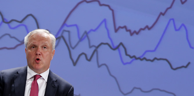 El vicepresidente de la Comisión Europea y responsable de Asuntos Económicos y Monetarios, Olli Rehn, ha confirmado que España tendrá dos años más para rebajar su déficit por debajo del 3% del PIB El vicepresidente de la Comisión Europea y responsable de Asuntos Económicos y Monetarios, Olli Rehn, ha confirmado que España tendrá dos años más para rebajar su déficit por debajo del 3% del PIB