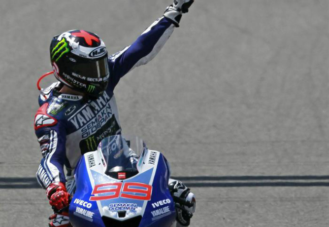 El español Jorge Lorenzo celebra el mejor tiempo en la calificación oficial de MotoGP para el Gran Premio de España que se disputa este domingo en el circuito de Jerez de la Frontera. El español Jorge Lorenzo celebra el mejor tiempo en la calificación oficial de MotoGP para el Gran Premio de España que se disputa este domingo en el circuito de Jerez de la Frontera.