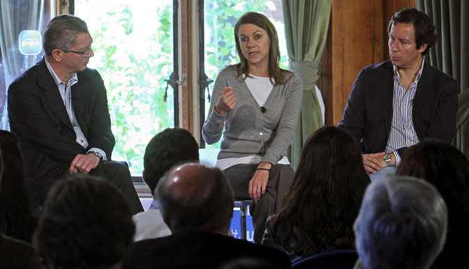 La secretaria general del PP, María Dolores de Cospedal, junto al ministro de Justicia, Alberto Ruiz Gallardón, y al vicesecretario general de Organización del partido, Carlos Floriano, durante la clausura de la jornada de debate '¿Nos representan?'. La secretaria general del PP, María Dolores de Cospedal, junto al ministro de Justicia, Alberto Ruiz Gallardón, y al vicesecretario general de Organización del partido, Carlos Floriano, durante la clausura de la jornada de debate '¿Nos representan?'.