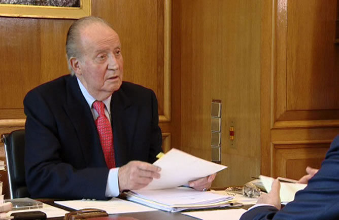 Imagen facilitada por TVE en la que el Rey Juan Carlos despacha con el jefe de su Casa, Rafael Spottorno, hoy en Palacio de la Zarzuela. Imagen facilitada por TVE en la que el Rey Juan Carlos despacha con el jefe de su Casa, Rafael Spottorno, hoy en Palacio de la Zarzuela.