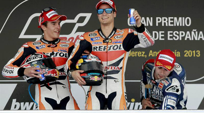 El piloto de MotoGP Dani Pedrosa, junto a Marc Márquez y Jorge Lorenzo en el podio tras la disputa del Gran Premio de España de Motociclismo. El piloto de MotoGP Dani Pedrosa, junto a Marc Márquez y Jorge Lorenzo en el podio tras la disputa del Gran Premio de España de Motociclismo.