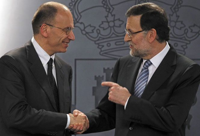 El presidente del Gobierno, Mariano Rajoy saluda al nuevo primer ministro italiano, Enrico Letta, momentos antes de la rueda de prensa conjunta. El presidente del Gobierno, Mariano Rajoy saluda al nuevo primer ministro italiano, Enrico Letta, momentos antes de la rueda de prensa conjunta.