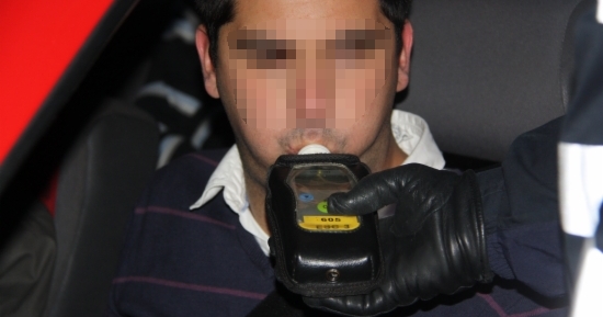 Un conductor se sotmet a un test d'alcoholèmia en un control policial de trànsit amb motiu de la revetlla de cap d'any Un conductor se sotmet a un test d'alcoholèmia en un control policial de trànsit amb motiu de la revetlla de cap d'any
