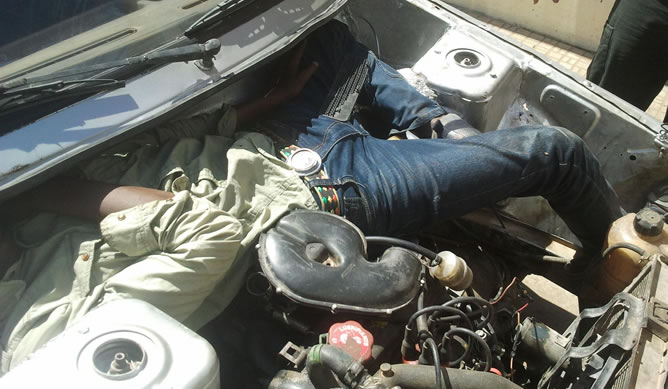 Un inmigrante localizado en el motor de un vehículo en Melilla. Un inmigrante localizado en el motor de un vehículo en Melilla.