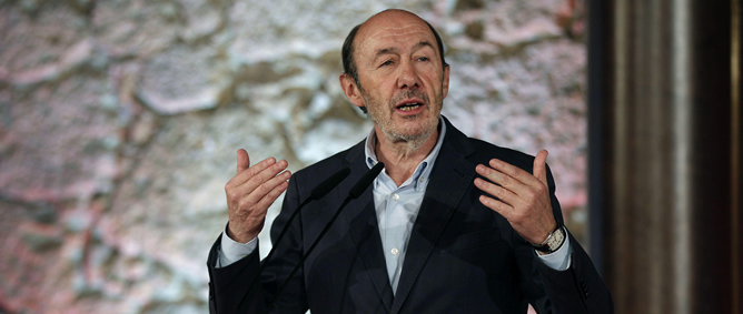 El secretario general del PSOE, Alfredo Pérez Rubalcaba, durante su intervención en la apertura del encuentro monográfico titulado 'Ganarse otra democracia para ser más Europa' que se celebra en Oviedo El secretario general del PSOE, Alfredo Pérez Rubalcaba, durante su intervención en la apertura del encuentro monográfico titulado 'Ganarse otra democracia para ser más Europa' que se celebra en Oviedo