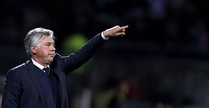 Ancelotti da indicaciones durante un partido del PSG Ancelotti da indicaciones durante un partido del PSG