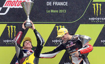 El británico Scott Redding celebra su victoria en Moto2 mientras recibe un saludo amistoso del tercer clasificado, el belga Xavier Simeon. El británico Scott Redding celebra su victoria en Moto2 mientras recibe un saludo amistoso del tercer clasificado, el belga Xavier Simeon.