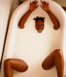 Annie Leibovitz fotografió a Whoopi Goldberg en una bañera llena de leche para la revista Vanity Fair. Annie Leibovitz fotografió a Whoopi Goldberg en una bañera llena de leche para la revista Vanity Fair.