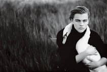 Di Caprio fue portada de la revista Vanity Fair gracias al objetivo de la fotógrafa Annie Leibovitz. Di Caprio fue portada de la revista Vanity Fair gracias al objetivo de la fotógrafa Annie Leibovitz.