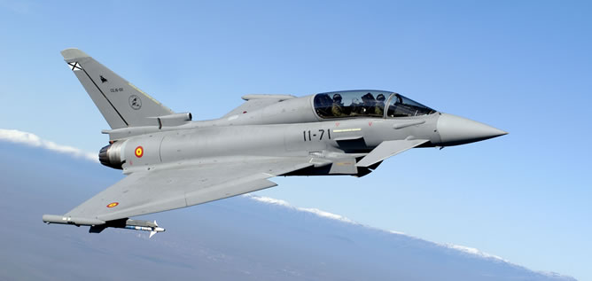 Vista lateral del vuelo de la aeronave Eurofighter Typhoon Vista lateral del vuelo de la aeronave Eurofighter Typhoon