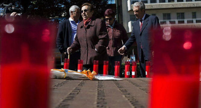 Tras una misa en la iglesia de San Miguel de Zaragoza, las familias se han reunido en el memorial a los fallecidos en el paseo de la Constitución de la capital aragonesa cuando se cumplen diez años del accidente. Tras una misa en la iglesia de San Miguel de Zaragoza, las familias se han reunido en el memorial a los fallecidos en el paseo de la Constitución de la capital aragonesa cuando se cumplen diez años del accidente.