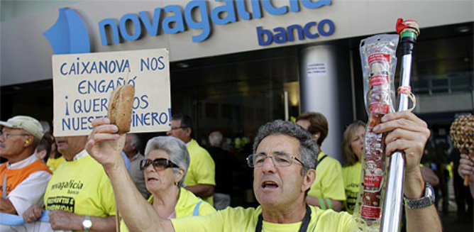 Protestas de por afectados por las preferentes ante una de las sucursales de Novagalicia Caixa. Protestas de por afectados por las preferentes ante una de las sucursales de Novagalicia Caixa.