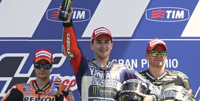 El podio de MotoGP en el circuito de Mugello formado por Jorge Lorenzo (1), Dani Pedrosa (2) y Cal Crutchlow(3). El podio de MotoGP en el circuito de Mugello formado por Jorge Lorenzo (1), Dani Pedrosa (2) y Cal Crutchlow(3).