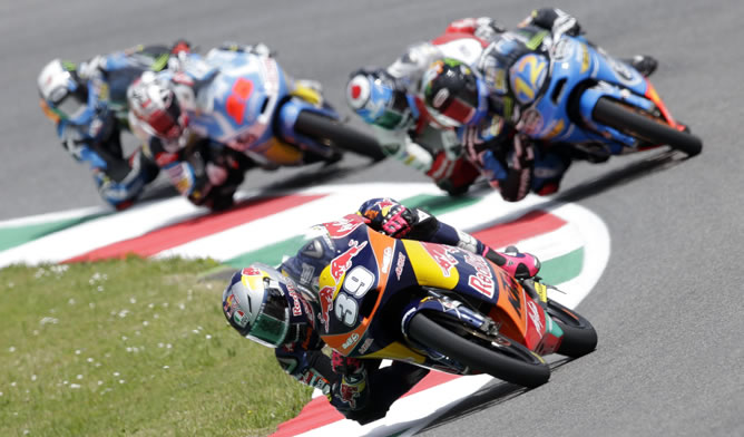 Luis Salom liderando la carrera de Moto3 en el G.P. de Italia. Luis Salom liderando la carrera de Moto3 en el G.P. de Italia.