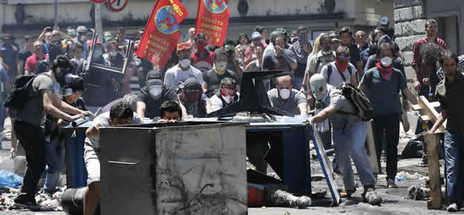 Durante la manifestación en Estambul se montaron barricadas quemando mobiliario urbano. Durante la manifestación en Estambul se montaron barricadas quemando mobiliario urbano.