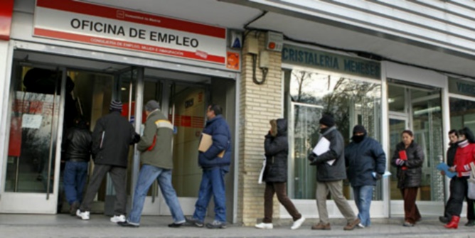 Imagen de archivo de una cola de personas frente a una oficina de Empleo Imagen de archivo de una cola de personas frente a una oficina de Empleo