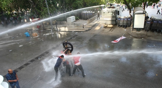 El director de los Mossos anuncia que utilizarán cañones de agua El director de los Mossos anuncia que utilizarán cañones de agua