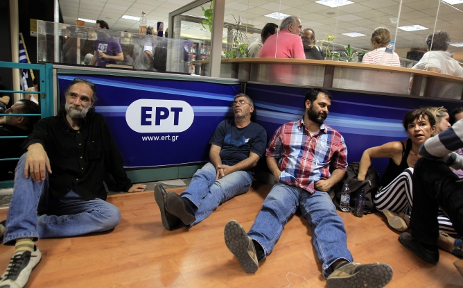 Empleados de la radiotelevisión pública griega (ERT) permanecen en la sede de la estación en Agia Paraskevi en Atenas Empleados de la radiotelevisión pública griega (ERT) permanecen en la sede de la estación en Agia Paraskevi en Atenas