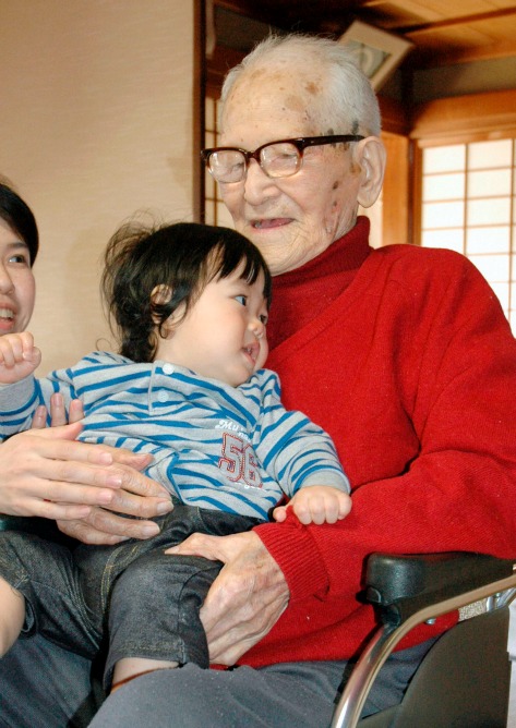 Jiroemon Kimura con su tataranieto Jiroemon Kimura con su tataranieto