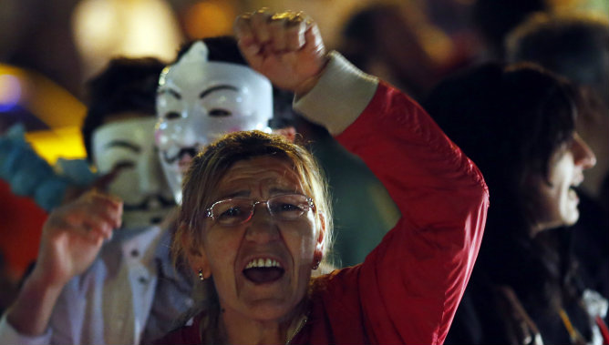Erdogan ha cedido a la presión de los manifestantes que durante dos semanas han presionado al Gobierno y no iniciará la urbanización del parque de Estambul hasta que los tribunales decidan. Erdogan ha cedido a la presión de los manifestantes que durante dos semanas han presionado al Gobierno y no iniciará la urbanización del parque de Estambul hasta que los tribunales decidan.
