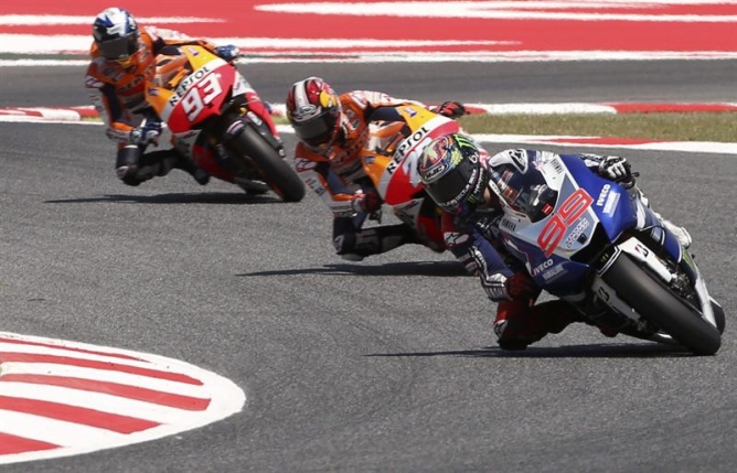 El piloto español de moto GP Jorge Lorenzo (d) de Yamaha, seguido de Dani Pedrosa (segundo) y de Marc Márquez (tercero) de Honda durante la carrera de moto GP El piloto español de moto GP Jorge Lorenzo (d) de Yamaha, seguido de Dani Pedrosa (segundo) y de Marc Márquez (tercero) de Honda durante la carrera de moto GP