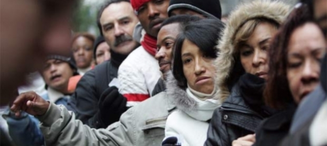 A consecuencia de la crisis, muchos extranjeros han optado por salir de España y bien probar suerte en otro país europeo o regresar a sus países de origen A consecuencia de la crisis, muchos extranjeros han optado por salir de España y bien probar suerte en otro país europeo o regresar a sus países de origen