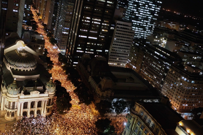 Miles de personas protestan contra el aumento de la tarifa de autobús en la ciudad de Sao Paulo (Brasil) Miles de personas protestan contra el aumento de la tarifa de autobús en la ciudad de Sao Paulo (Brasil)