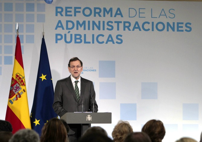 El presidente del Gobierno, Mariano Rajoy, durante su intervención en el acto convocado en el Palacio de la Moncloa para presentar la reforma de las administraciones públicas El presidente del Gobierno, Mariano Rajoy, durante su intervención en el acto convocado en el Palacio de la Moncloa para presentar la reforma de las administraciones públicas