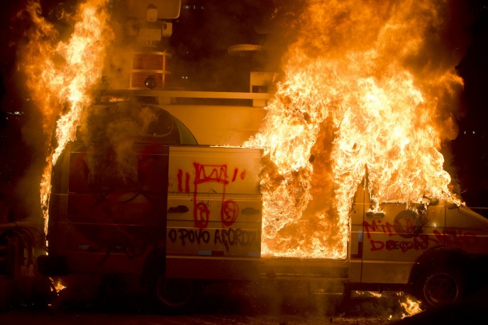 El vehículo de la cadena de televisión TV Record arde en llamas en Sao Paulo El vehículo de la cadena de televisión TV Record arde en llamas en Sao Paulo