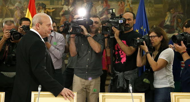 El ministro de Educación, Cultura y Deporte, José Ignacio Wert, ante la prensa a su llegada a la Conferencia Sectorial de Educación El ministro de Educación, Cultura y Deporte, José Ignacio Wert, ante la prensa a su llegada a la Conferencia Sectorial de Educación